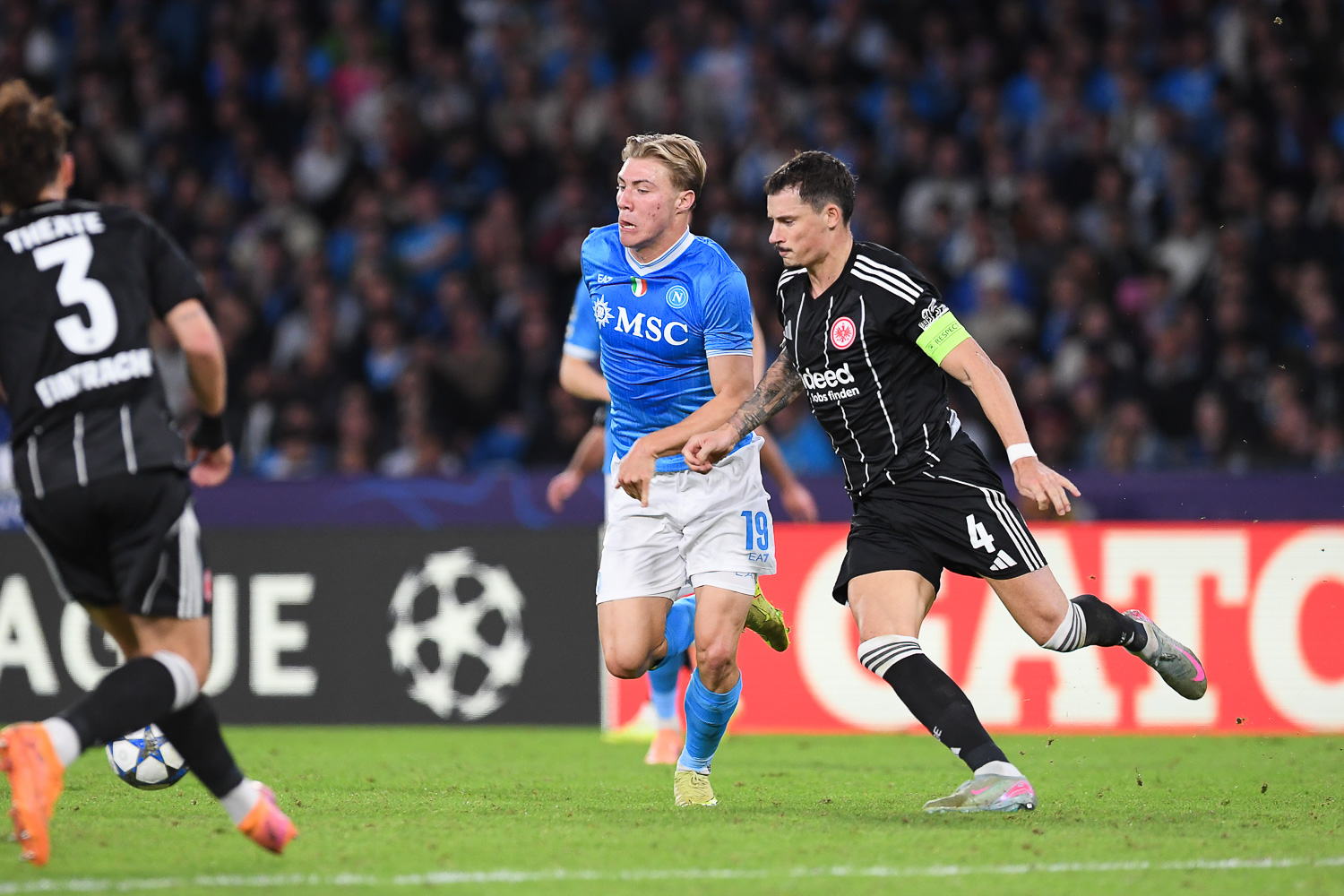Napoli - Eintracht 0 - 0-3648